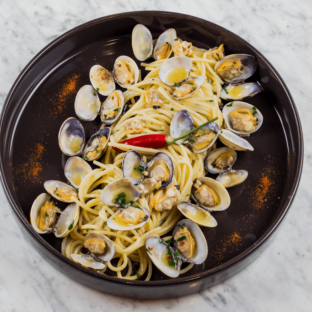 frijenno magnanno spaghetti alle vongole